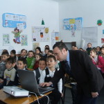 Profesorul Vasile Mihai se pregateste de expunere.